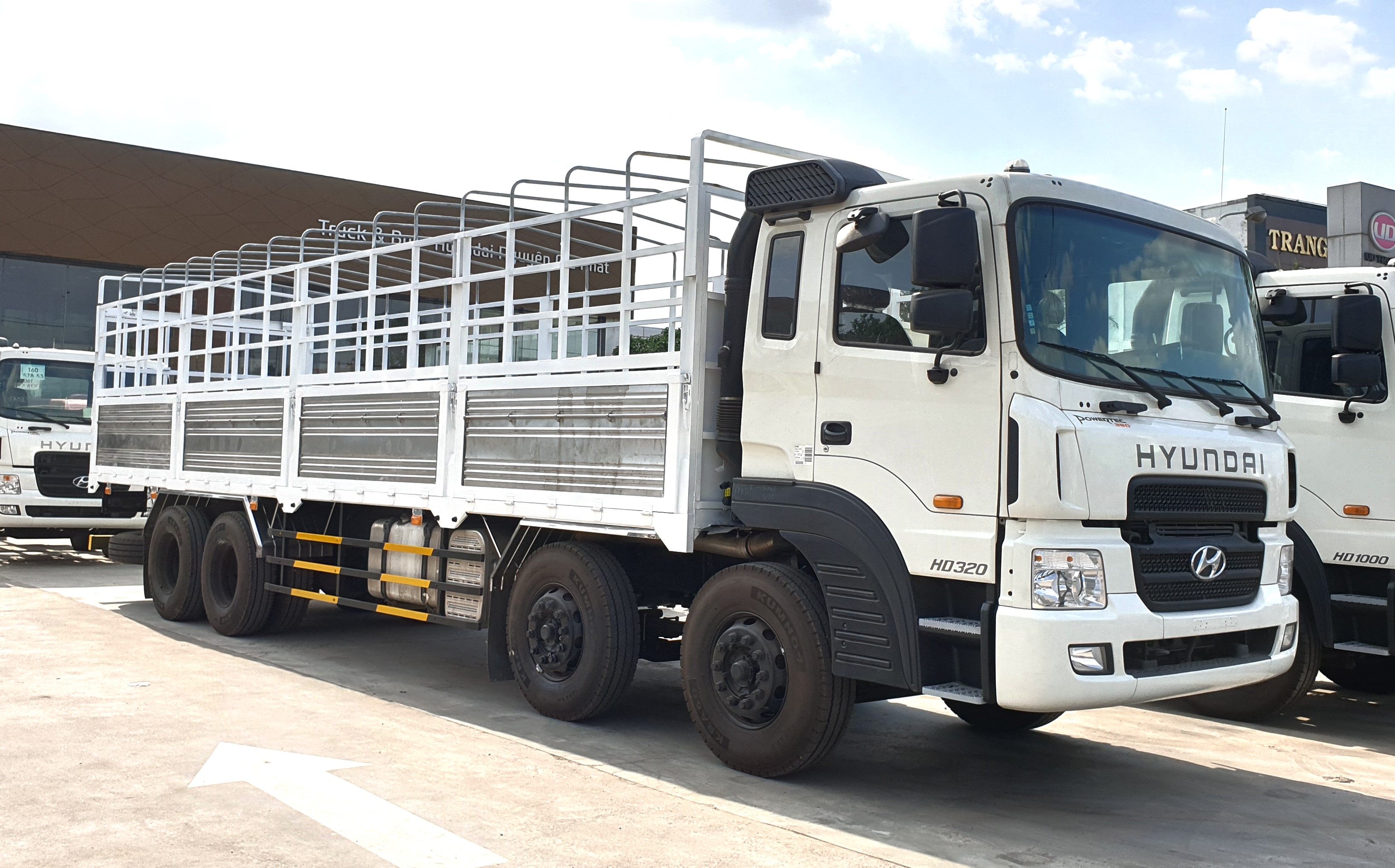 HD320 - 19 TẤN 4 CHÂN