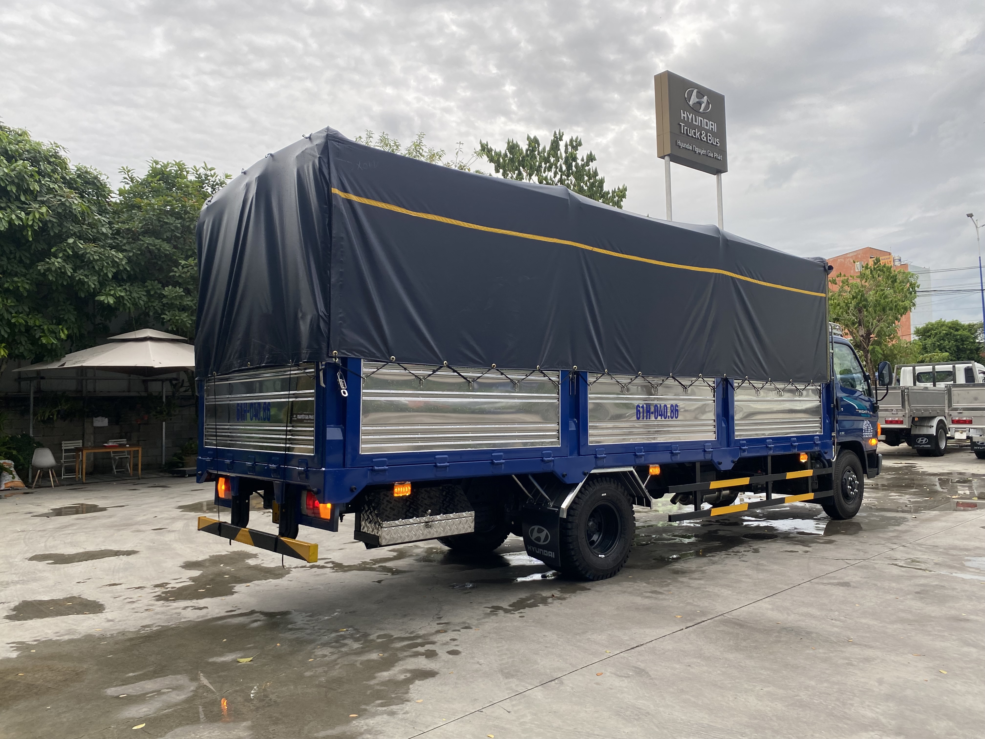 Xe tải Hyundai New Mighty 110XL thùng mui bạt tải trọng 7 tấn, thùng dài 6m3