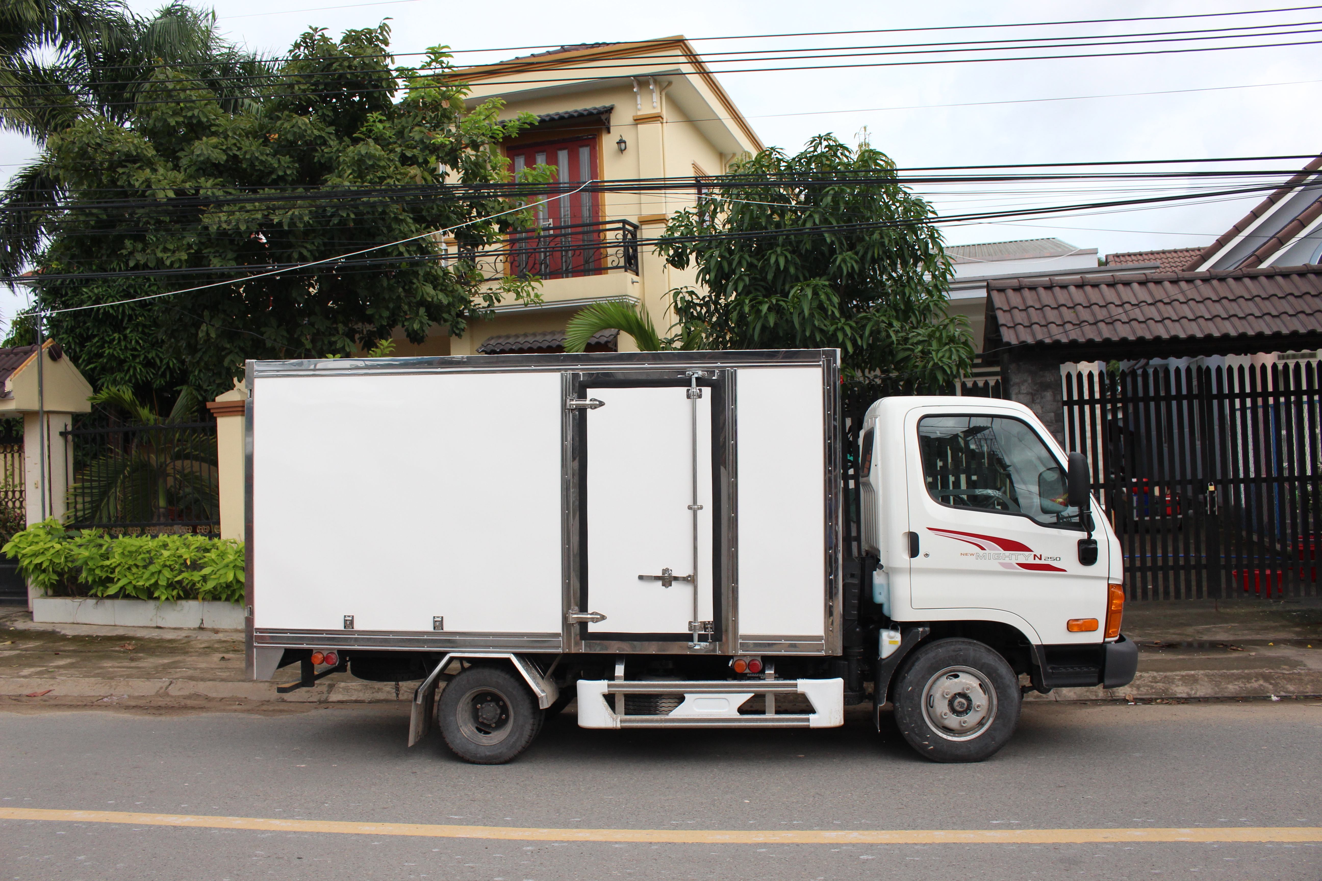 NEW MIGHTY N250 - 2.5 TẤN - Thùng dài 3m6