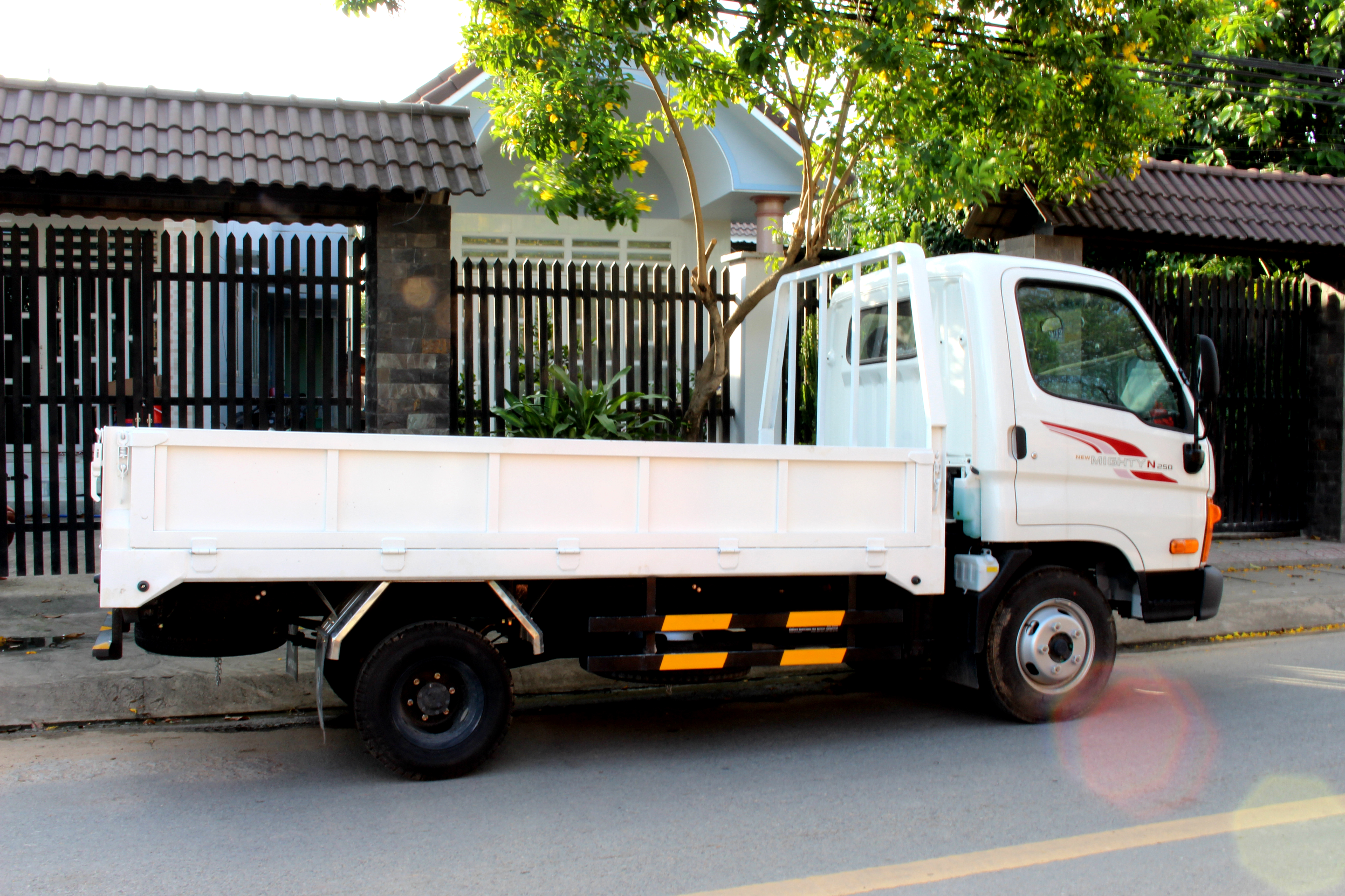 NEW MIGHTY N250 - 2.5 TẤN - Thùng dài 3m6