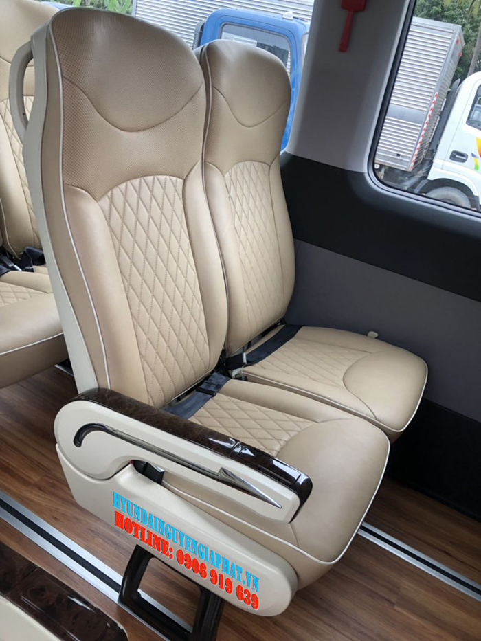 Xe Solati 16 Chỗ Ghế Universe