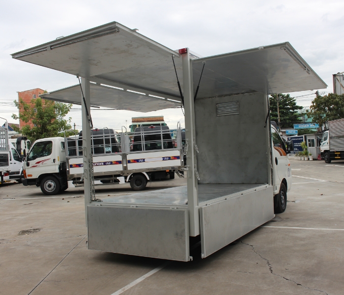 Xe tải H150 thùng kín cánh dơi 