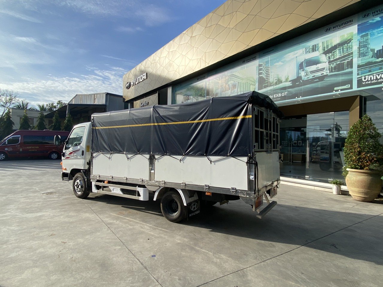Xe tải Hyundai N250SL thùng mui bạt